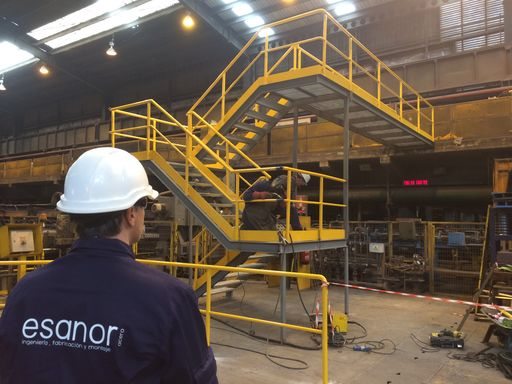 In der Werkstatt gefertigte Metalllaufbrücke
